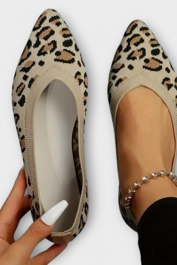 Pointed flats with leopard print