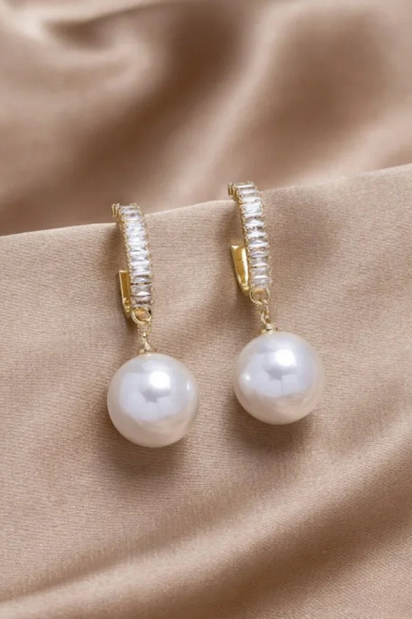 Elegant earrings with pearls and zirconia