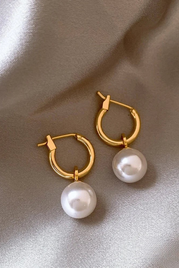Elegant earrings with golden pearls
