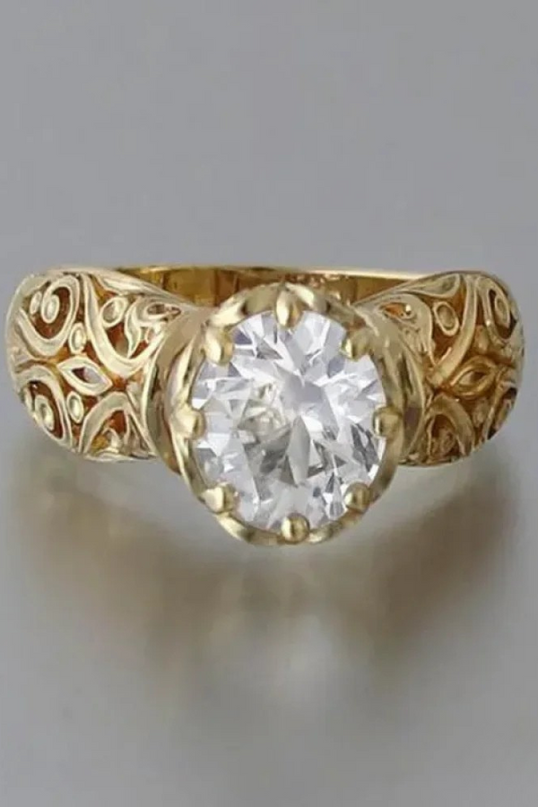 Ring with white zirconia