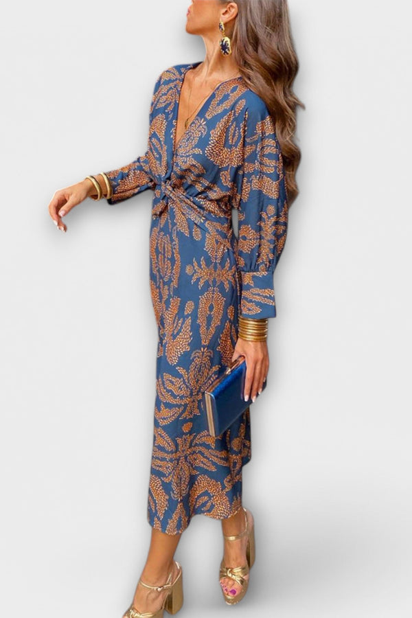 Elegant dress with long sleeves